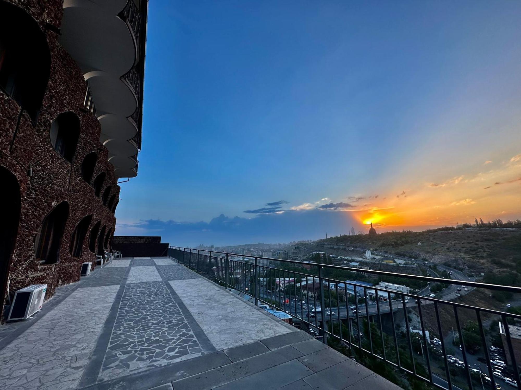 The Hill Guest House Ереван Экстерьер фото