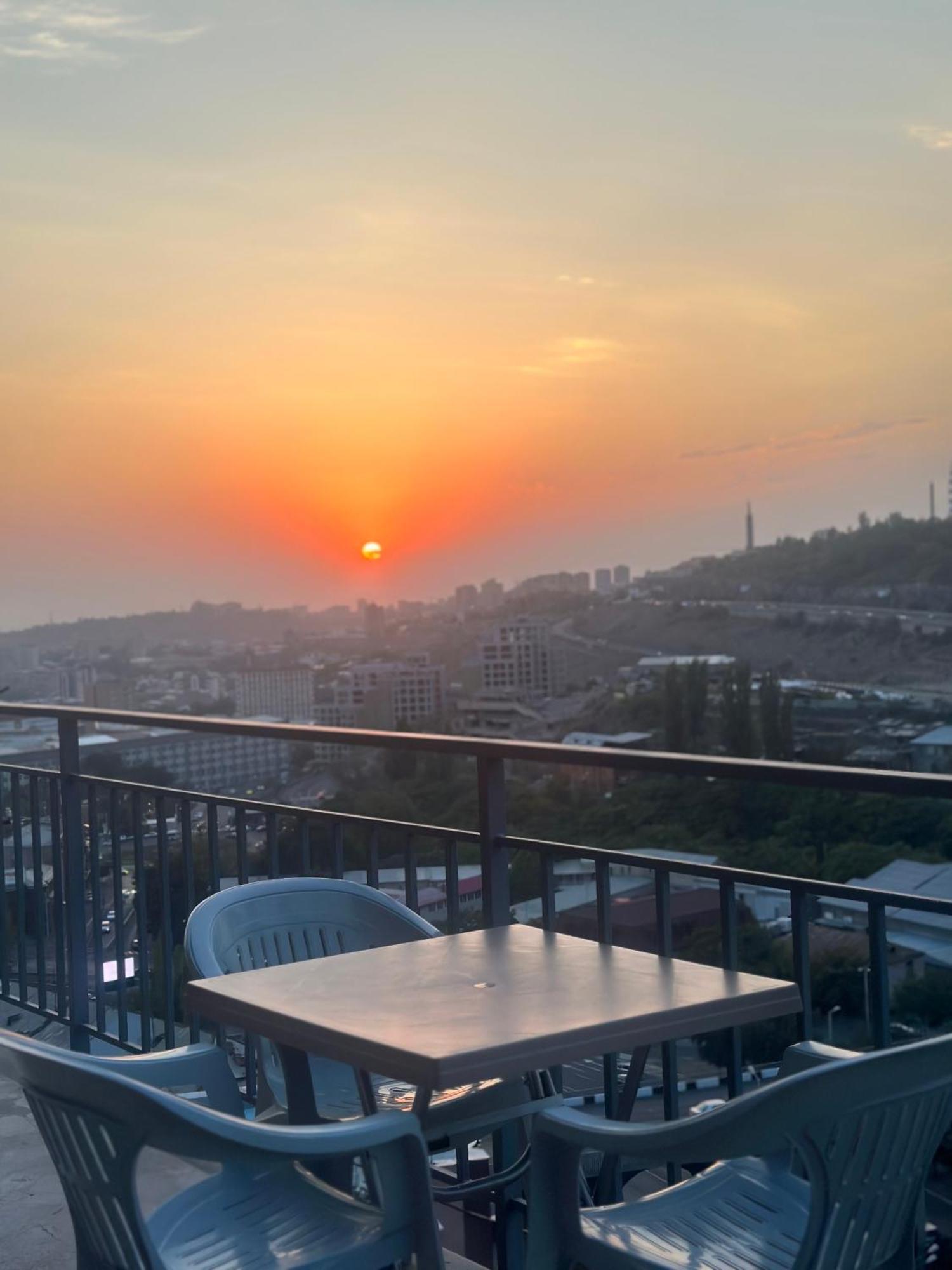 The Hill Guest House Ереван Экстерьер фото