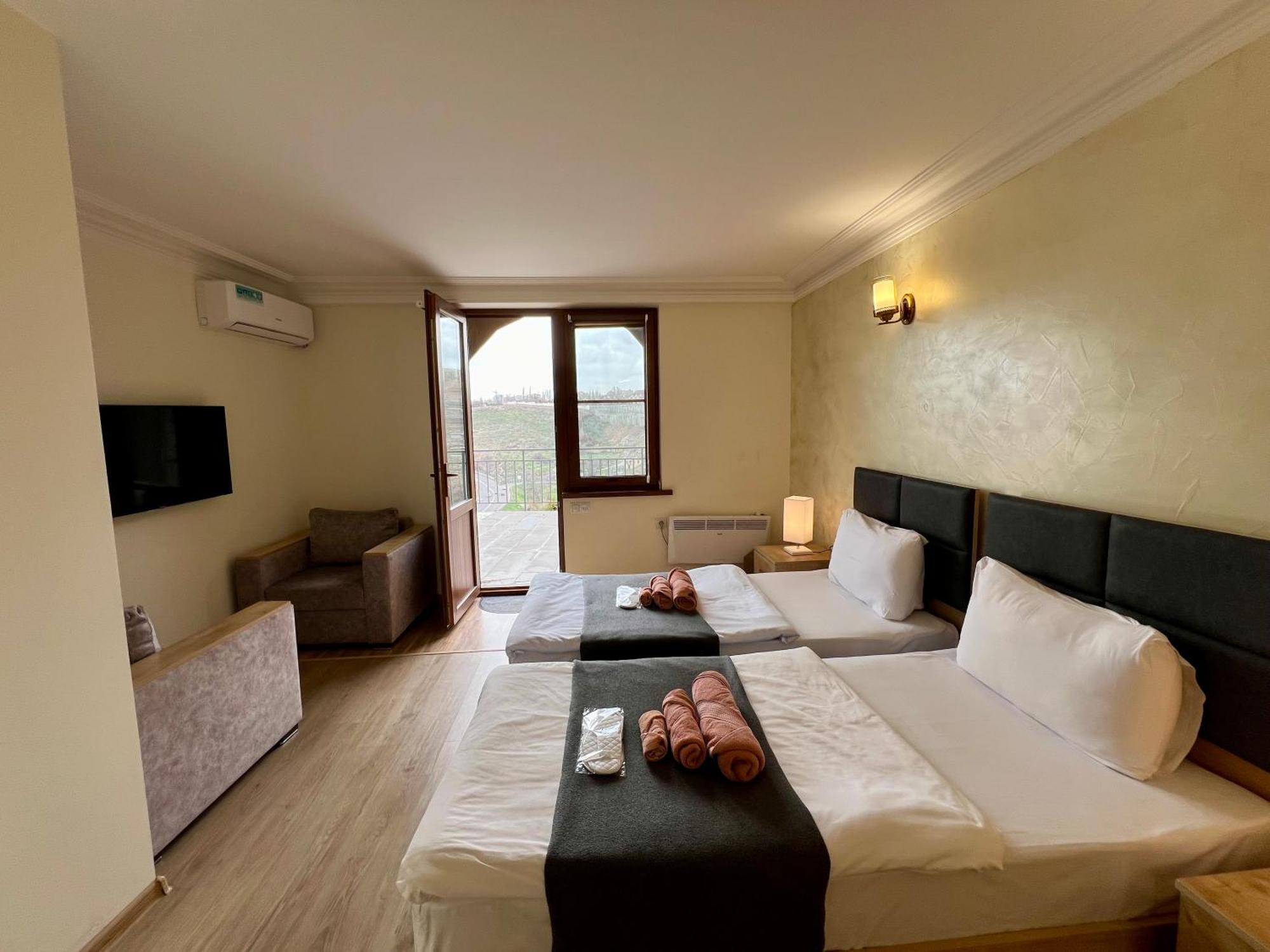 The Hill Guest House Ереван Экстерьер фото